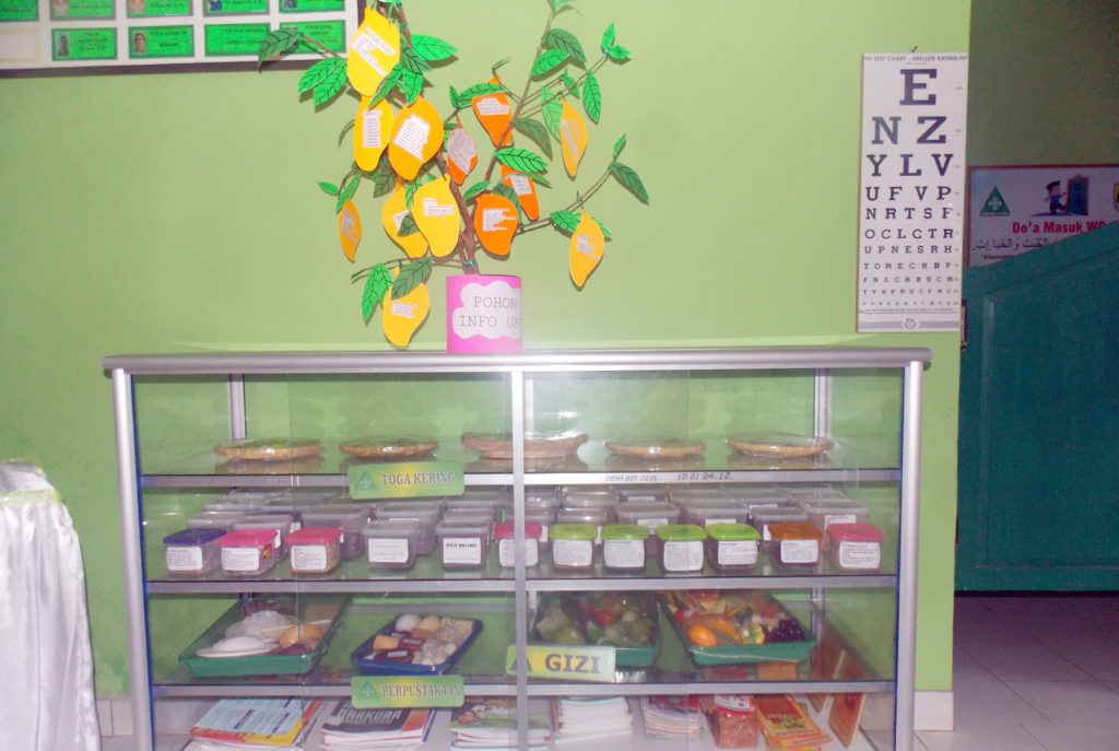 Kelengkapan Ruang UKS SMP Negeri 4 Metro